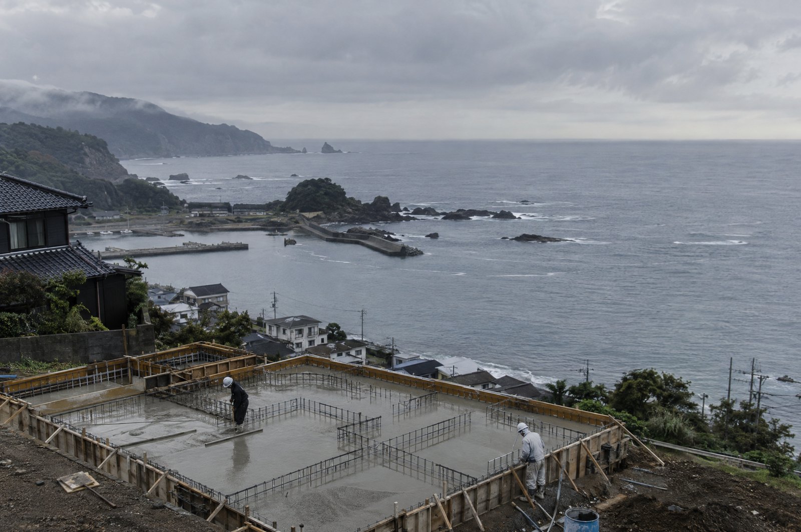 海を望む建設現場